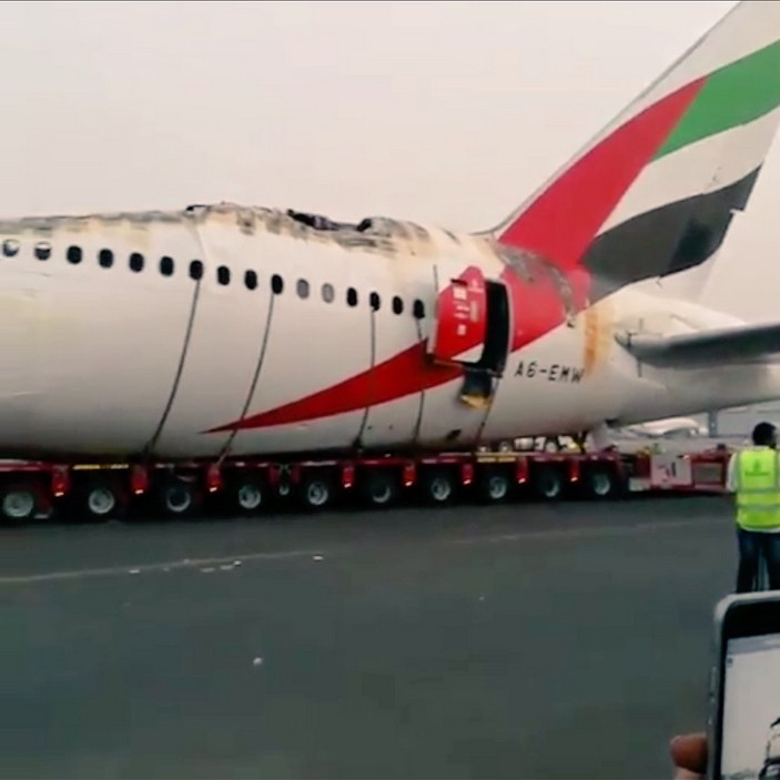 Дубай: самолет сгорел