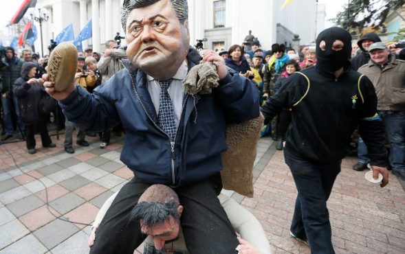 Повторить судьбу Януковича. Почему Запад начал угрожать Порошенко?