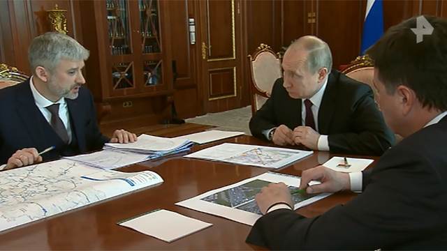 Путин потребовал развивать сеть пригородных электричек в Подмосковье