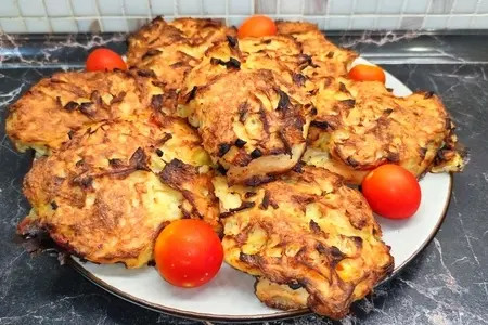 Фото к рецепту: Куриная грудка с тёртым картофелем и помидорами запечённая в духовке на ужин