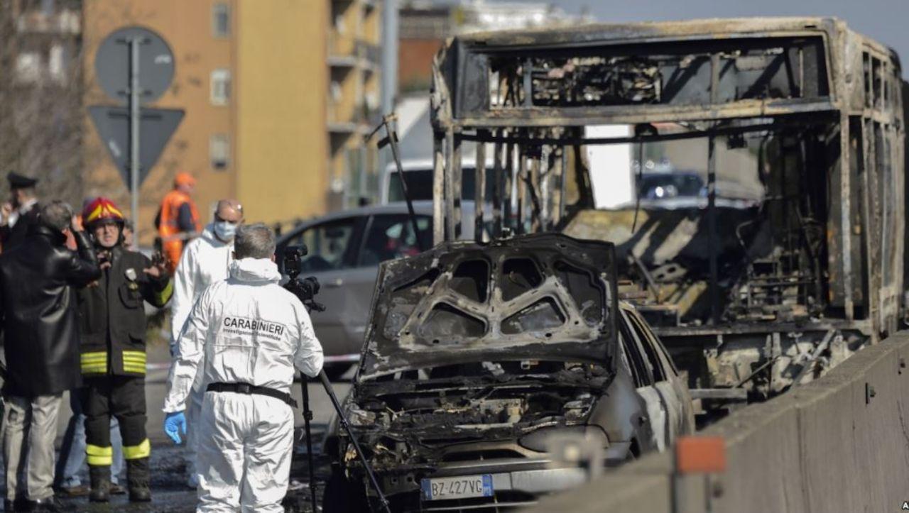 «Не выживет никто»: В Италии водитель угнал школьный автобус и поджёг его с детьми внутри (+ФОТО, ВИДЕО)