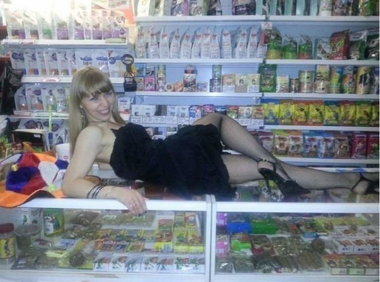 Они точно знают, что продать можно абсолютно все. Главное - это найти подход к покупателю. Они точно знают, что продать можно абсолютно все. Главное - это найти подход к покупателю. девушки, женщины, магазин, покупки, прикол, продавец, продукты, юмор