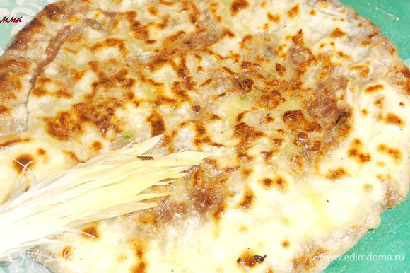 Горячие лепешки смажьте растопленным сливочным маслом. Горячие лепешки смажьте растопленным сливочным маслом.