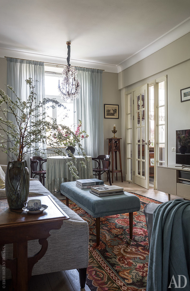 Банкетка в гостиной сделана на заказ, The Furnish. Ковер XIX века, салон “Английские интерьеры”. Инкрустированный столик по дизайну Луи Мажореля, начало ХХ века. Банкетка в гостиной сделана на заказ, The Furnish. Ковер XIX века, салон “Английские интерьеры”. Инкрустированный столик по дизайну Луи Мажореля, начало ХХ века.