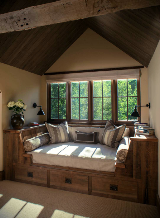 Деревянный диванчик у окна.