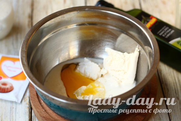 соединяем творог, яйца и молоко
