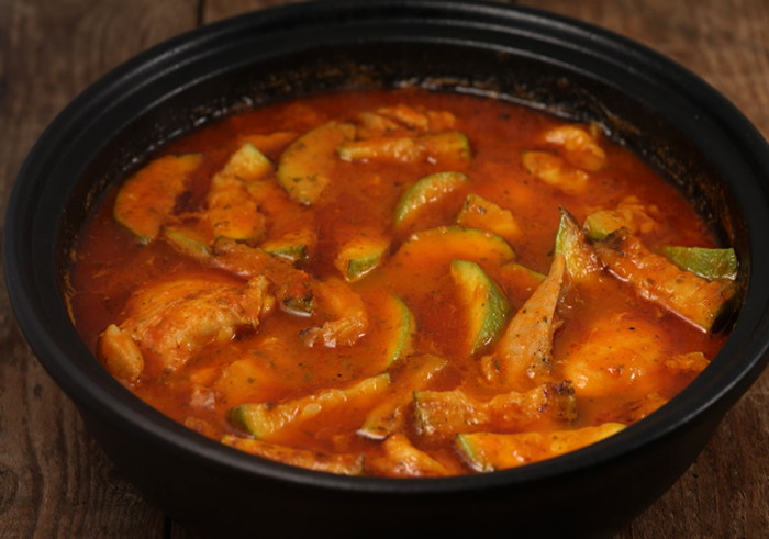 Тушеная курица с кабачками