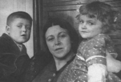 Мария Александровна Платонова с дочерью Машей и внуком Сашей.