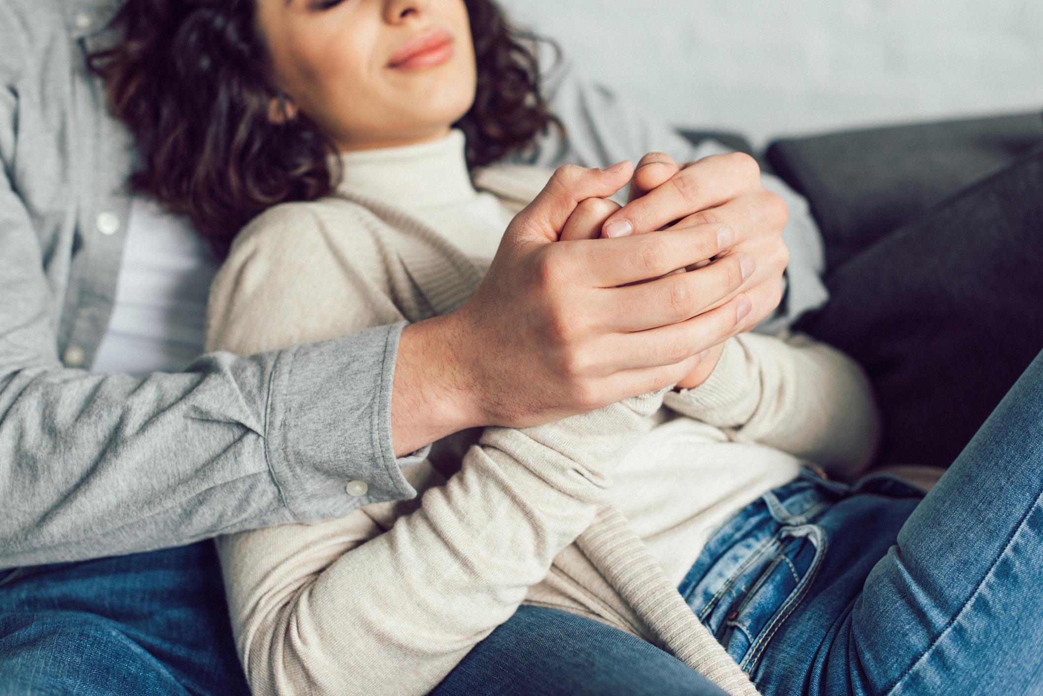 Врач назвала холодные руки и ноги симптомом некоторых болезней