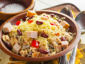 Салат с фасолью, ветчиной и сыром Салат с фасолью, ветчиной и сыром
