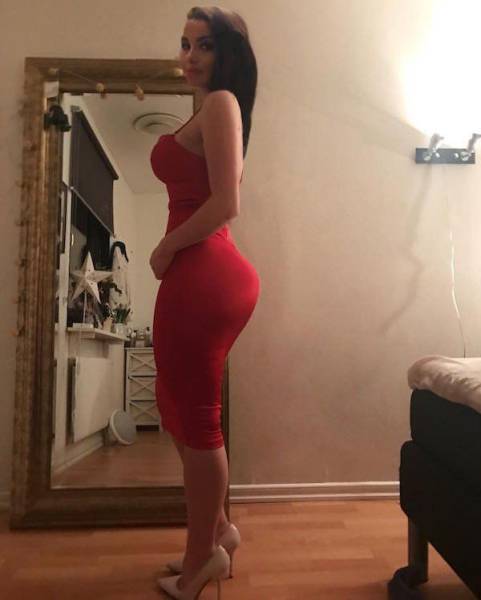Lookout Boys…Here Come the Babes in Tight Dresses (56 pics + 2 gifs) Lookout Boys…Here Come the Babes in Tight Dresses (56 pics + 2 gifs)