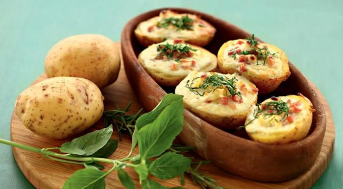 Картофель с начинкой. \ Фото: gastronom.ru. 5 бюджетных блюд, которые придутся по вкусу и ребенку, и взрослому