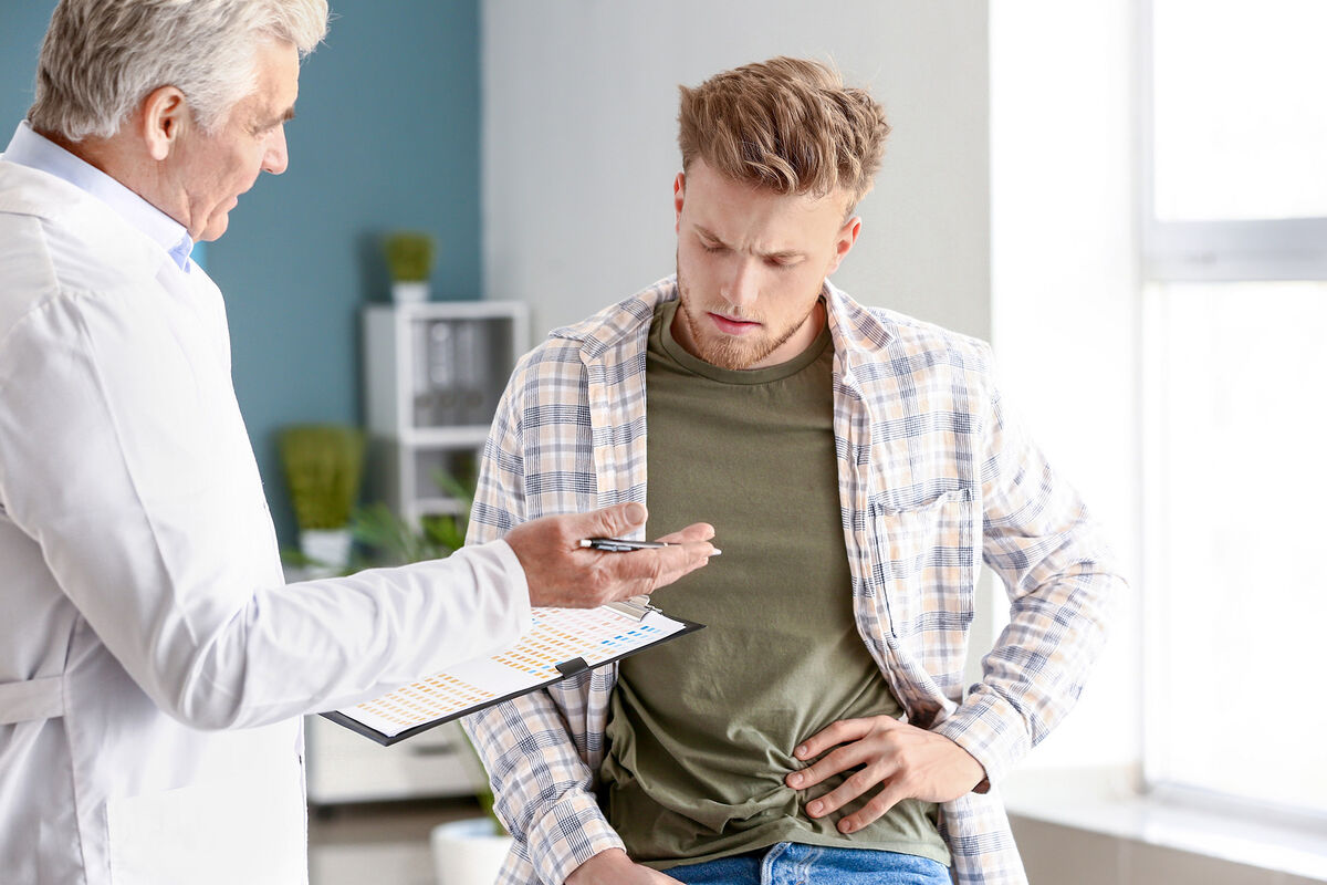 Мужчинам назвали преимущества мочеиспускания в положении сидя