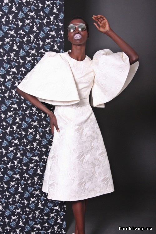 Christian Siriano pre-fall 2017 -- женственно, элегантно и без демонстративной сексуальности Christian Siriano pre-fall 2017 -- женственно, элегантно и без демонстративной сексуальности