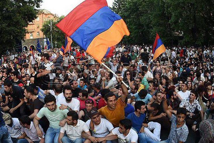 В Армении, типа, цветная революция. Опять