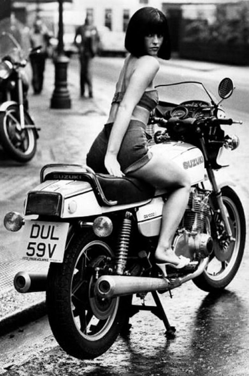 Девушка на мотоцикле Винтаж