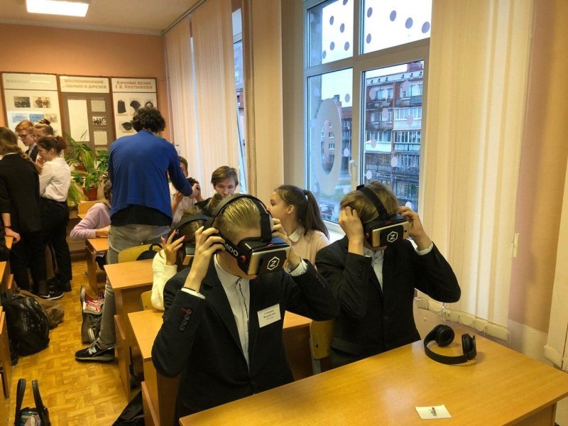 Школьникам гимназии в Ломоносове провели показ Дороги жизни в виртуальной реальности