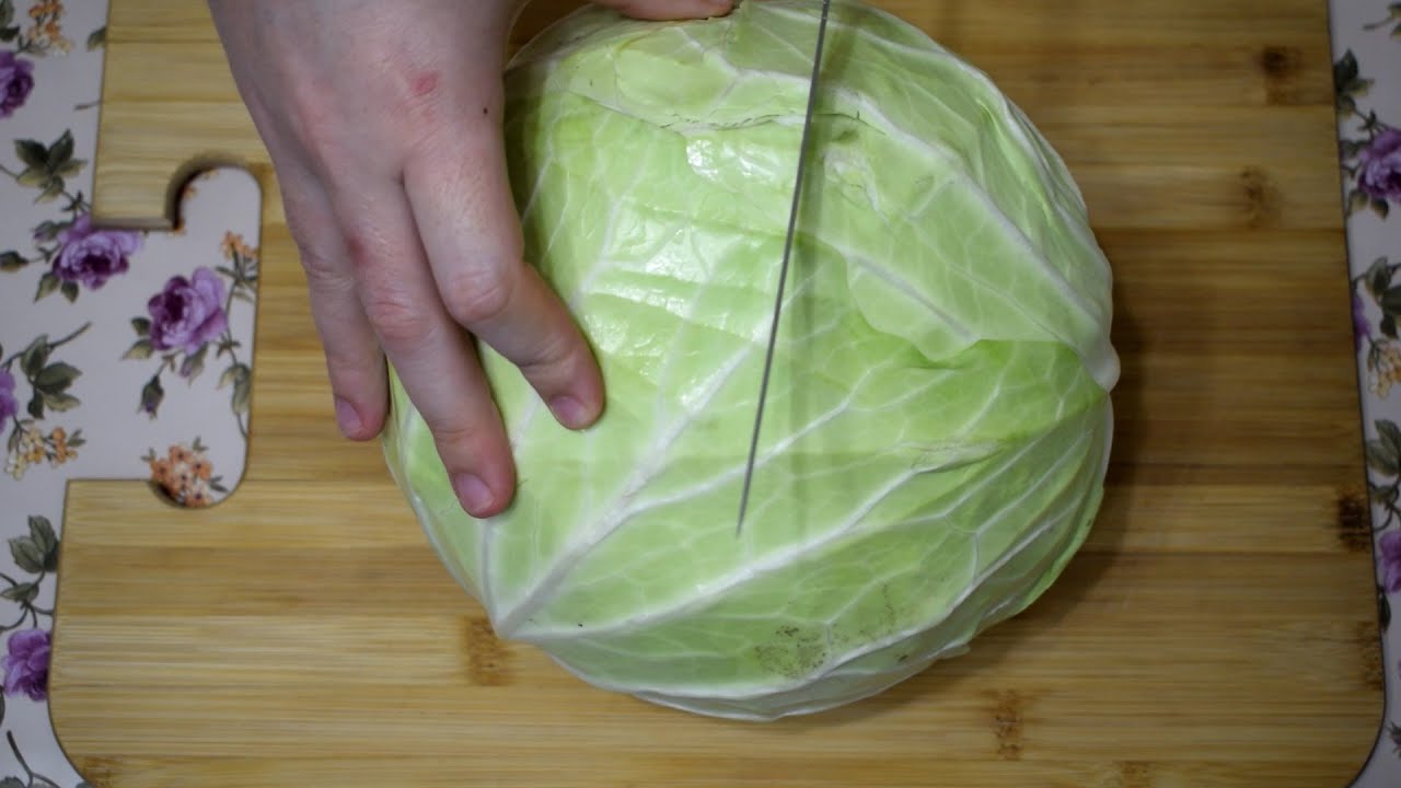 Салат из капусты с необычной подачей: сытно, вкусно и доступно