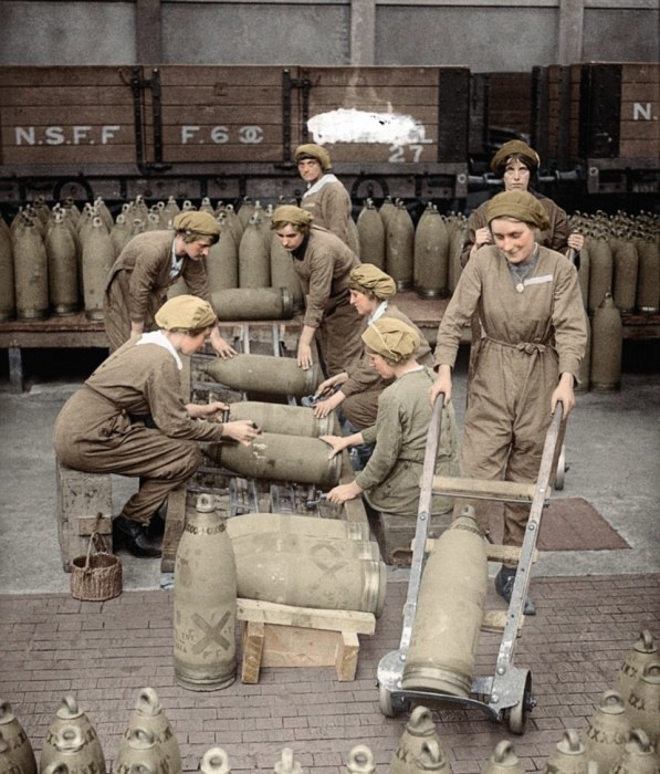 Женщины грузят боеприпасы на фабрике в Ноттингемшире, 1917 год. | Фото: dailymail.co.uk. Женщины грузят боеприпасы на фабрике в Ноттингемшире, 1917 год. | Фото: dailymail.co.uk.