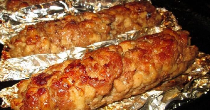 Домашние колбаски — отменное блюдо, которое будет по вкусу всей семье, а готовить легко и просто