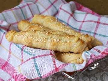 Слоеные палочки с ветчиной и сыром
