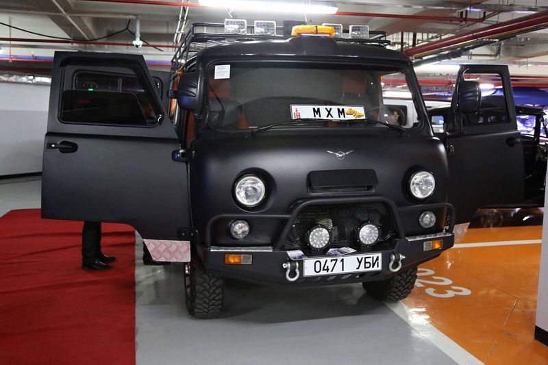 «Буханка» на прокачку: в Монголии «уазики» превращают в люксовые авто