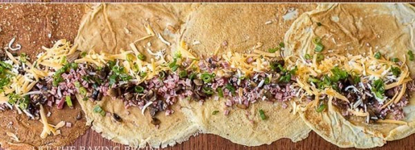 Поэтапное выкладывание продуктов на налистники.