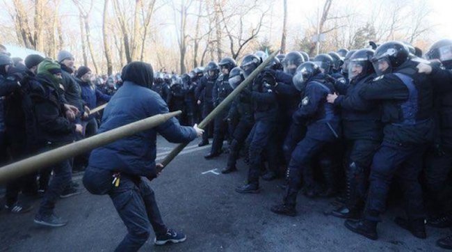 Стычки радикалов с полицией расползлись по Киеву Бойня радикалов с полицией расползлась по Киеву