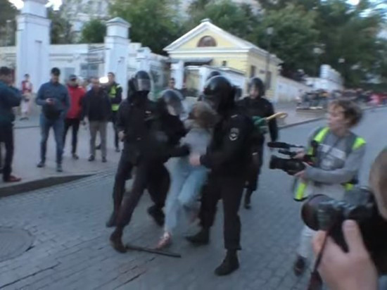 Путин прокомментировал избиение девушки полицейским на митинге в Москве Путин прокомментировал избиение девушки полицейским на митинге в Москве