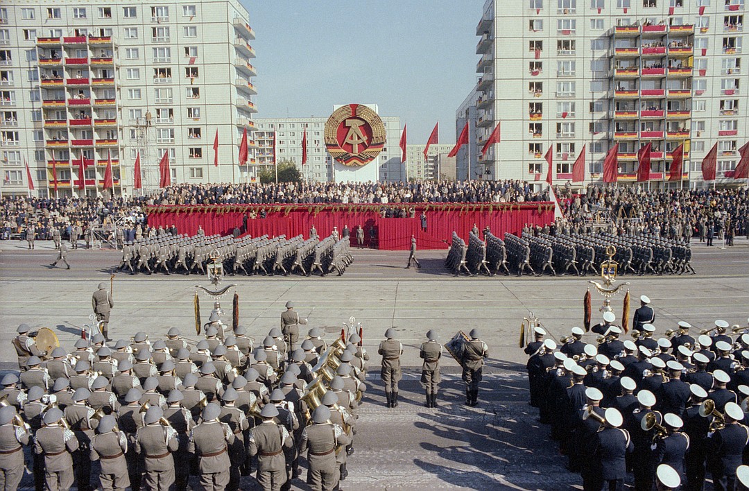 Берлин, 7 октября 1979 г. Во время парада Национальной народной армии на Карл-Маркс-аллее. ФОТО Песов Эдуард/Фотохроника ТАСС