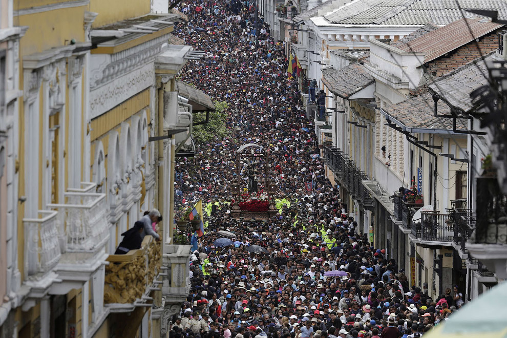 Многотысячное шествие во время Страстной недели в Кито, Эквадор