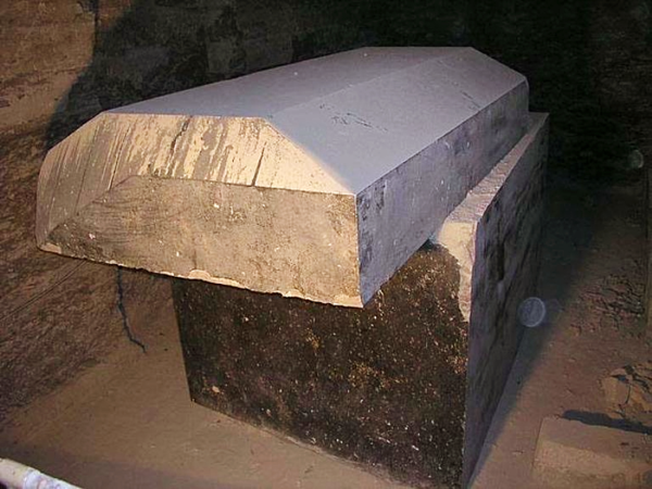 Фото с сайта https://zhitanska.com/content/sarkofagi-serapeuma-sakkara/