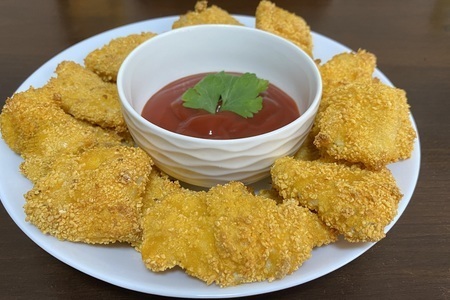 Фото к рецепту: Куриные наггетсы в духовке