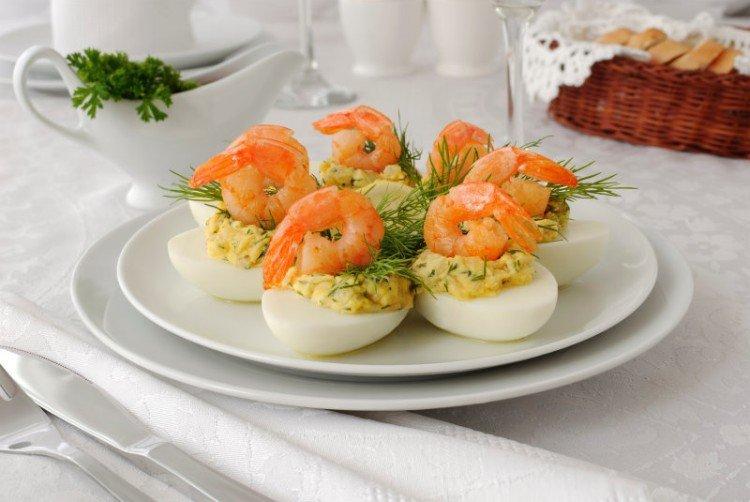 Фаршированные яйца с креветками