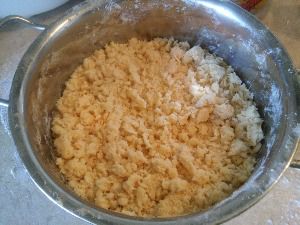 вымешивать руками песочное тесто крошку