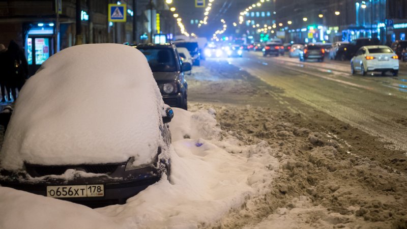 В Москве – гроза, в Питере – снегопады: как Северная столица справляется со снежными заносами