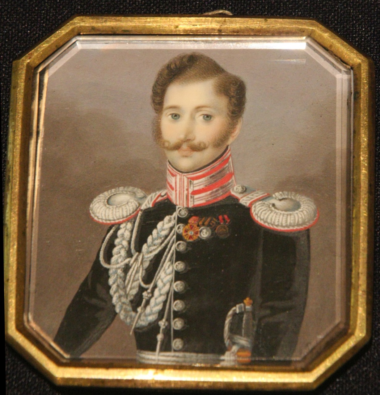 Выставка «Красавец-мужчина. Русский модник середины XVIII – начала XX века» Выставка «Красавец-мужчина. Русский модник середины XVIII – начала XX века»