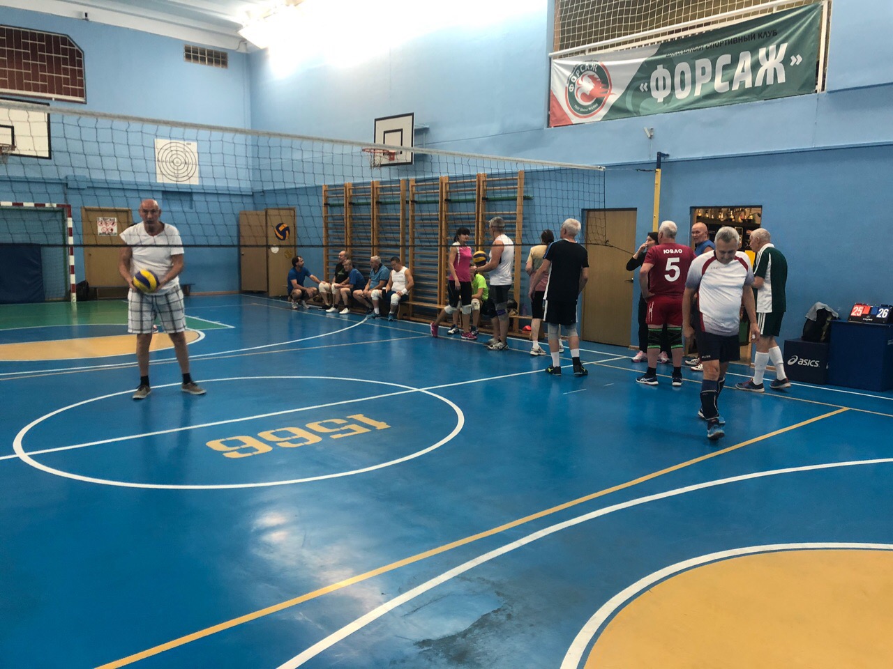 В районе Марьино пенсионеров научат играть в волейбол