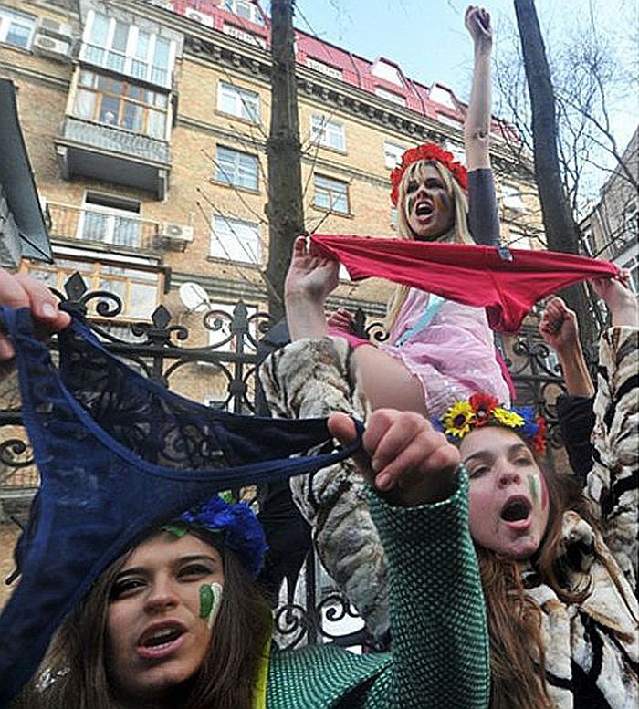 Атака кружевными трусиками Атака кружевными трусиками