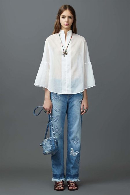 Блузка их хлопка в сочетании с джинсами. Valentino Resort 2017 Блузка их хлопка в сочетании с джинсами. Valentino Resort 2018