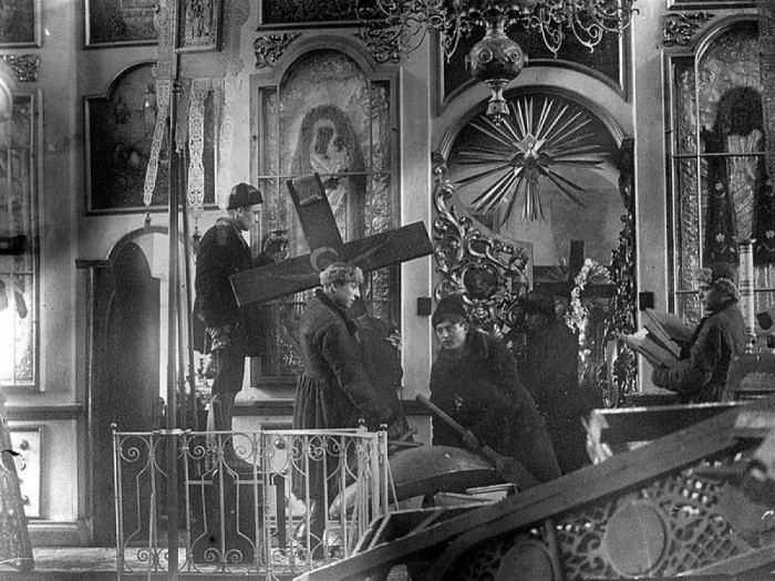 За 10 лет (1931-1941 гг.) большевики ликвидировали более 40 тыс. культовых сооружений, было арестовано от 80 до 85 % священников, то есть более 45 тыс. /Фото: kramola.info Как православная церковь объединилась с советской властью во времена Великой Отечественной войны