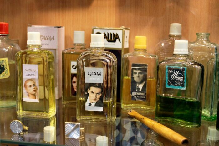 Помимо полюбившегося всем «Тройного» в магазинах стали появляться такие парфюмы, как «Саша» и «Шипр» / Фото: account.travel Помимо полюбившегося всем «Тройного» в магазинах стали появляться такие парфюмы, как «Саша» и «Шипр» / Фото: account.travel