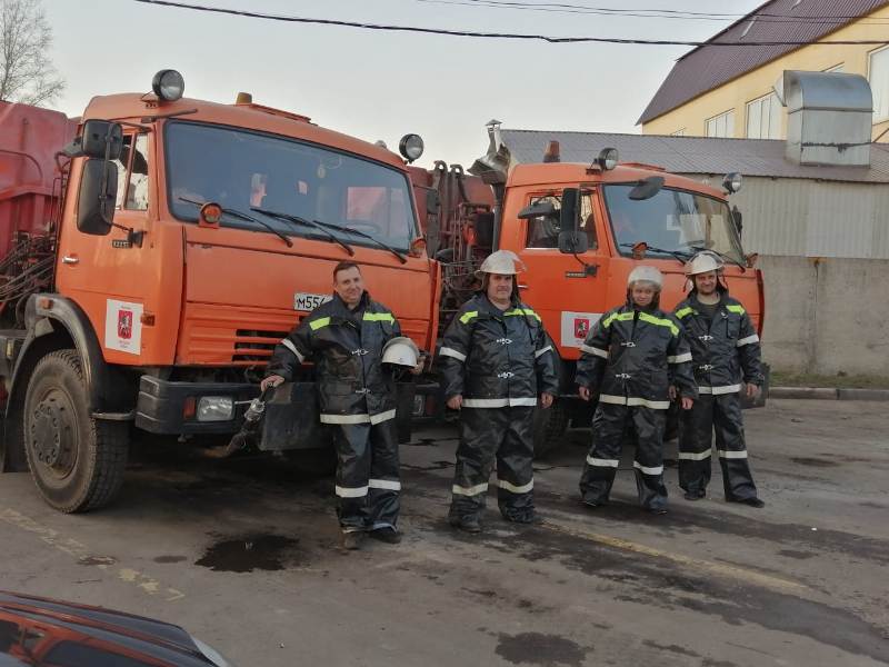 Добровольцы«с огоньком»: волонтеры помогают пожарным и спасателям