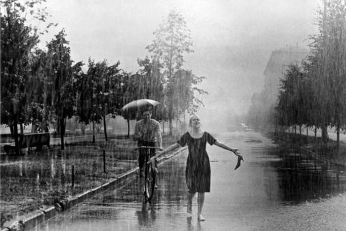 Кадр из фильма *Я шагаю по Москве*, 1963 | Фото: raven-yellow.livejournal.com Кадр из фильма *Я шагаю по Москве*, 1963 | Фото: raven-yellow.livejournal.com