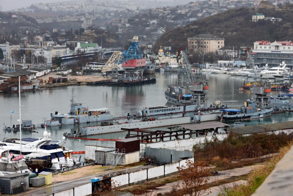 Фоторепортаж: как в Севастополе затонувшую подлодку доставали