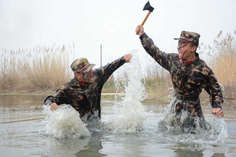 Тяжело в учении, легко в бою: 30 фотографий с тренировок китайских вооруженных сил .