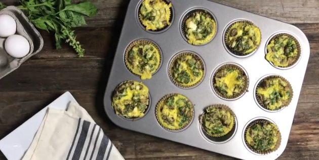 Яичные маффины с грибами, зеленью и сыром фета Как приготовить яйца в духовке: Яичные маффины с грибами, зеленью и сыром фета
