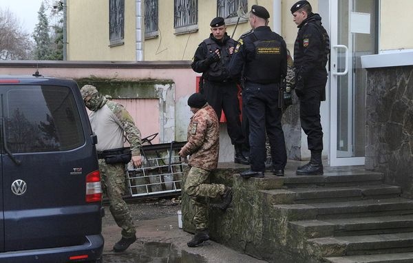 Командир одного из задержанных кораблей Украины отказался признать вину