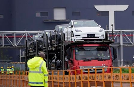FILE PHOTO: A truck transports new Tesla cars at its factory in Shanghai, China, May 13, 2021. REUTERS/Aly Song/File Photo FILE PHOTO: A truck transports new Tesla cars at its factory in Shanghai, China, May 13, 2021. REUTERS/Aly Song/File Photo