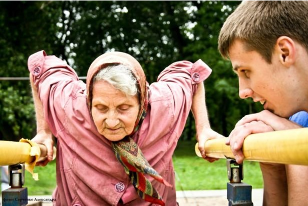 72-летняя старушка на спортивной площадке. У любителей воркаута челюсти отпали!